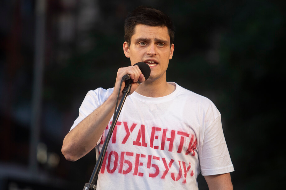 Студенты снизили использование национального нарратива и символики в своих выступлениях. Студенты снизили использование национального нарратива и символики в своих выступлениях.