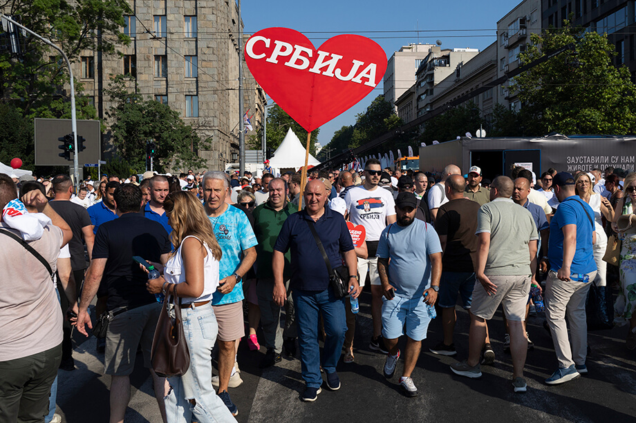 По данным Министерства внутренних дел Сербии, митинг «Сербия – одна семья» собрал более 200 тысяч человек. По данным Министерства внутренних дел Сербии, митинг «Сербия – одна семья» собрал более 200 тысяч человек.