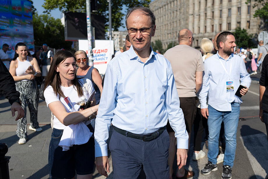 Председатель правительства Сербии Джуро Мацут среди участников митинга в Белграде. Председатель правительства Сербии Джуро Мацут среди участников митинга в Белграде.