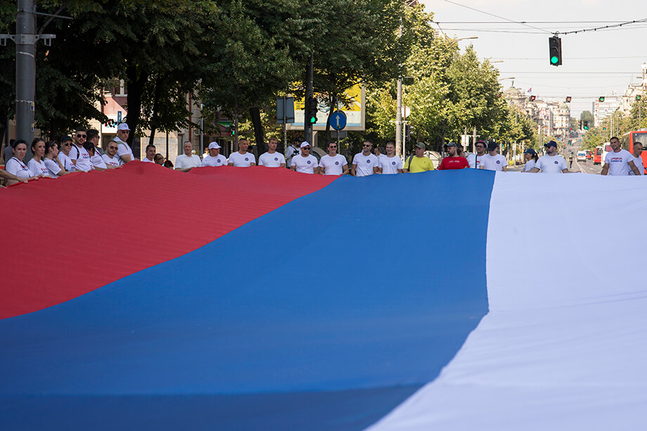 Участники митинга развернули 500-метровый государственный флаг Сербии. Участники митинга развернули 500-метровый государственный флаг Сербии.