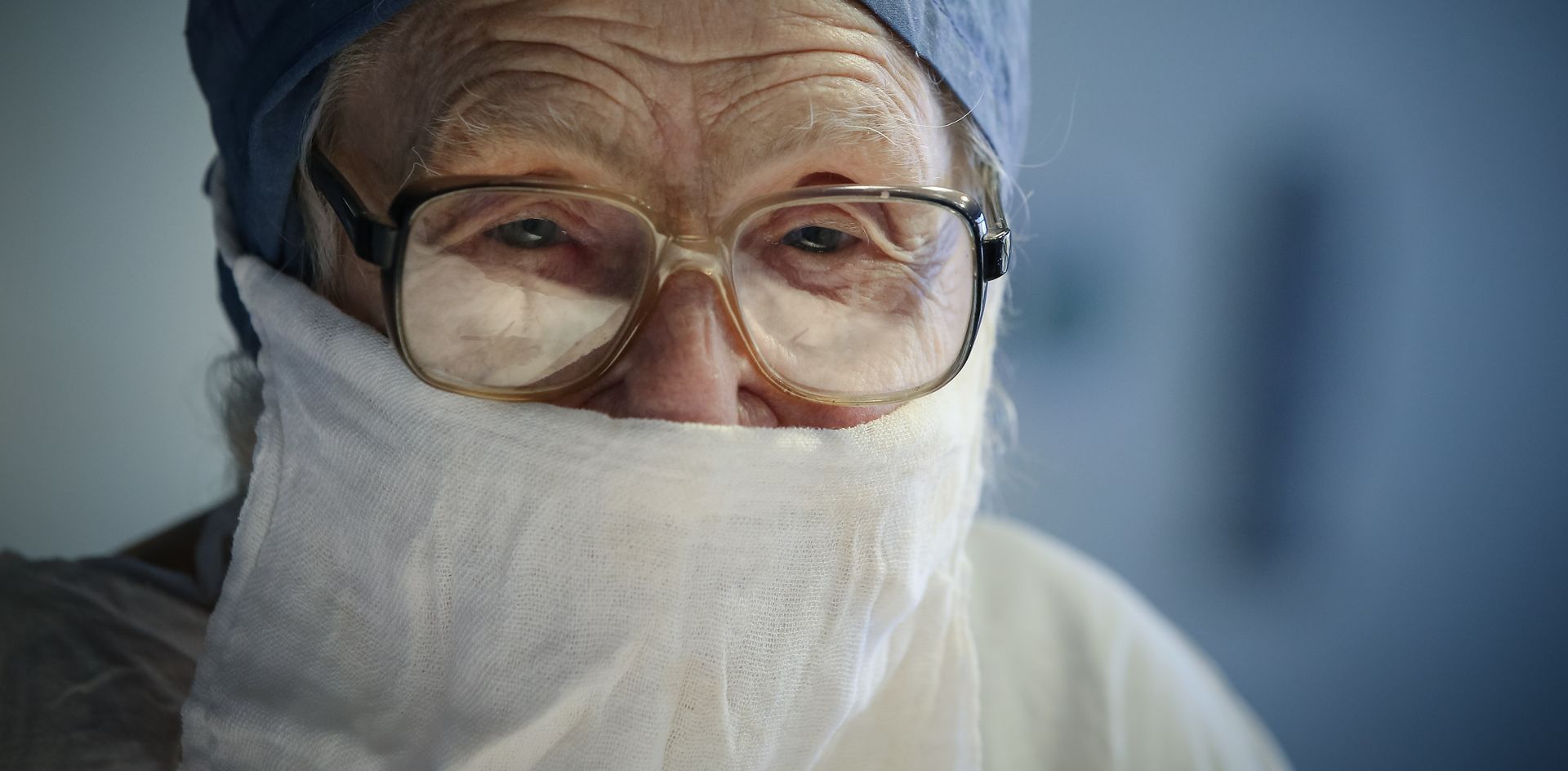 Пенсионеры в больницах вынуждены выходить на работу в пандемию