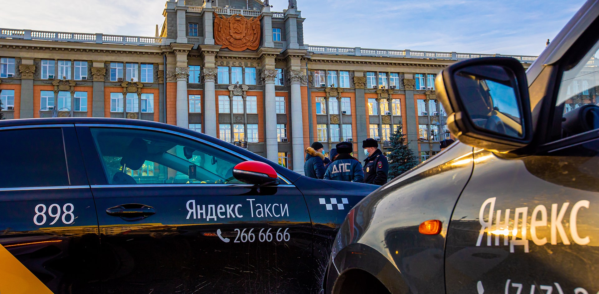 Свердловские таксисты встали на «аварийку»