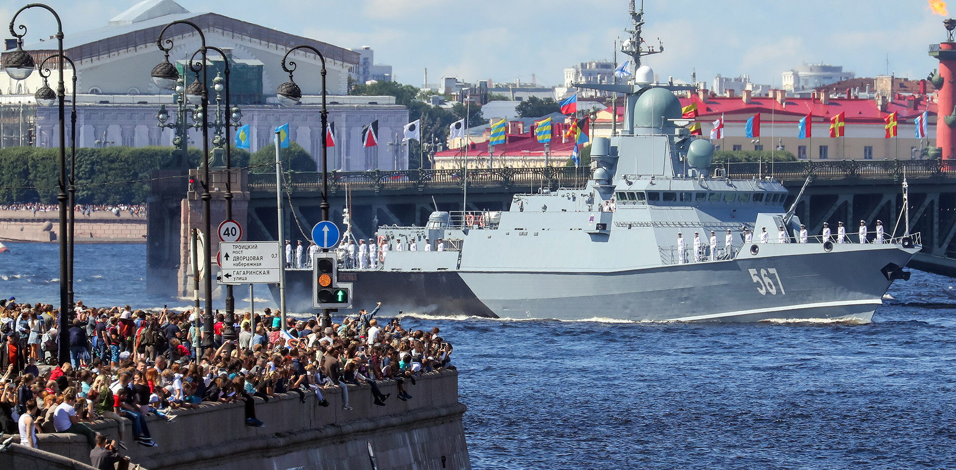 Полиция не смогла противостоять желанию петербуржцев увидеть главный военно-морской парад