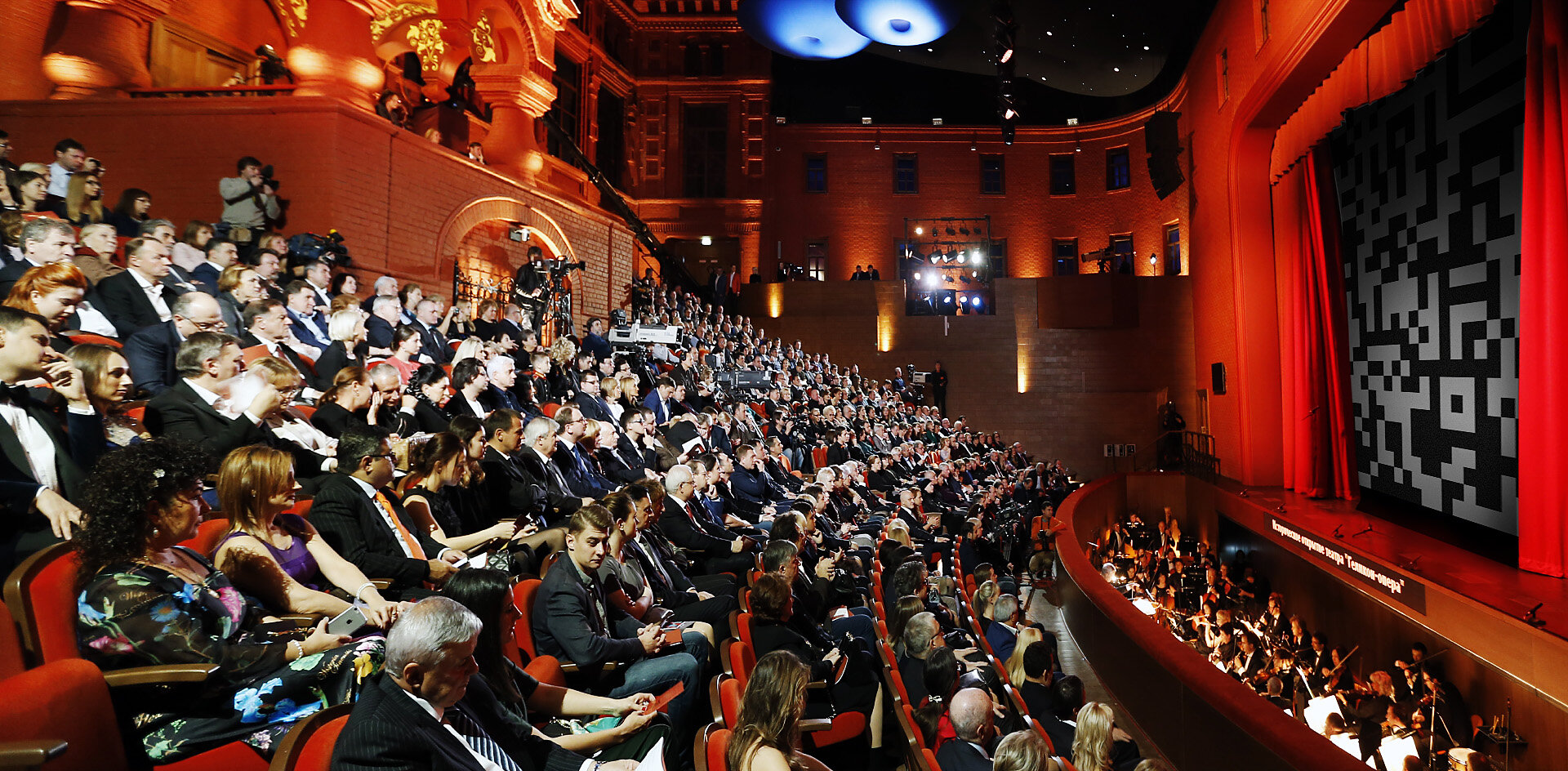 Московские театры откроют двери по QR-коду