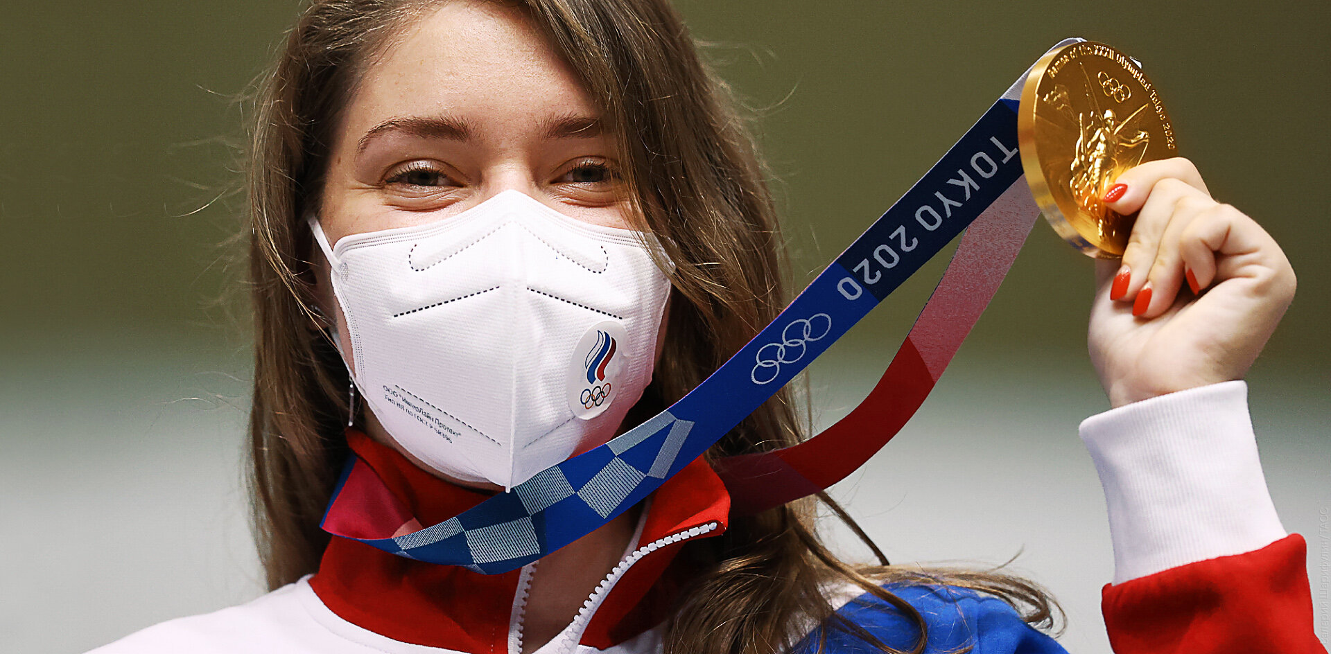 Олимпийцы России ходят в масках от торговца китайскими грузовиками из Сибири