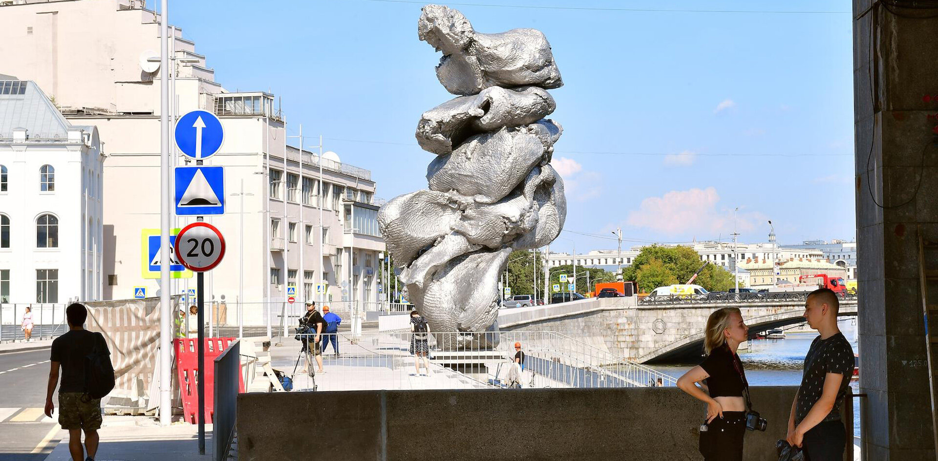Скульптура Урса Фишера может ударить по Собянину