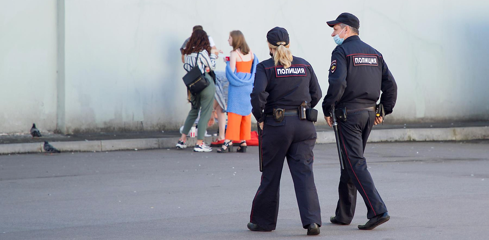 В Петербурге уличная выставка закончилась поездкой в отделение полиции