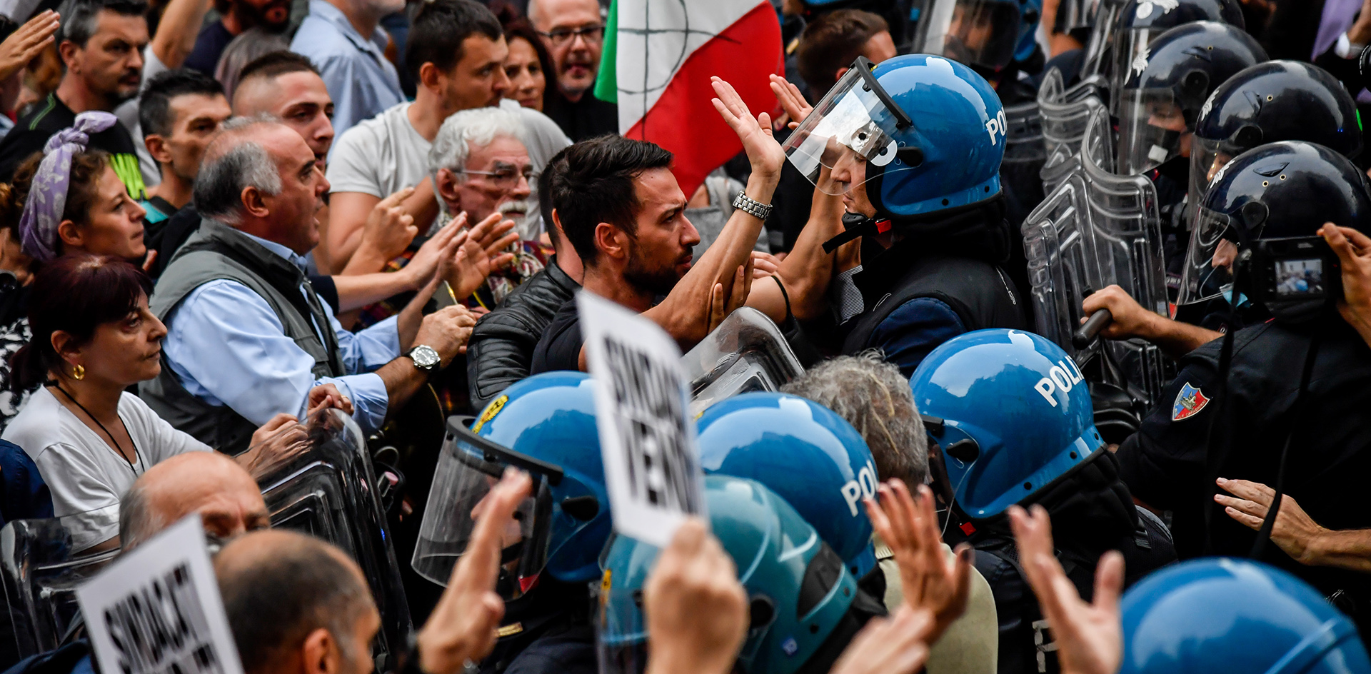 Противники Green Pass организовали протесты в 60 городах Италии