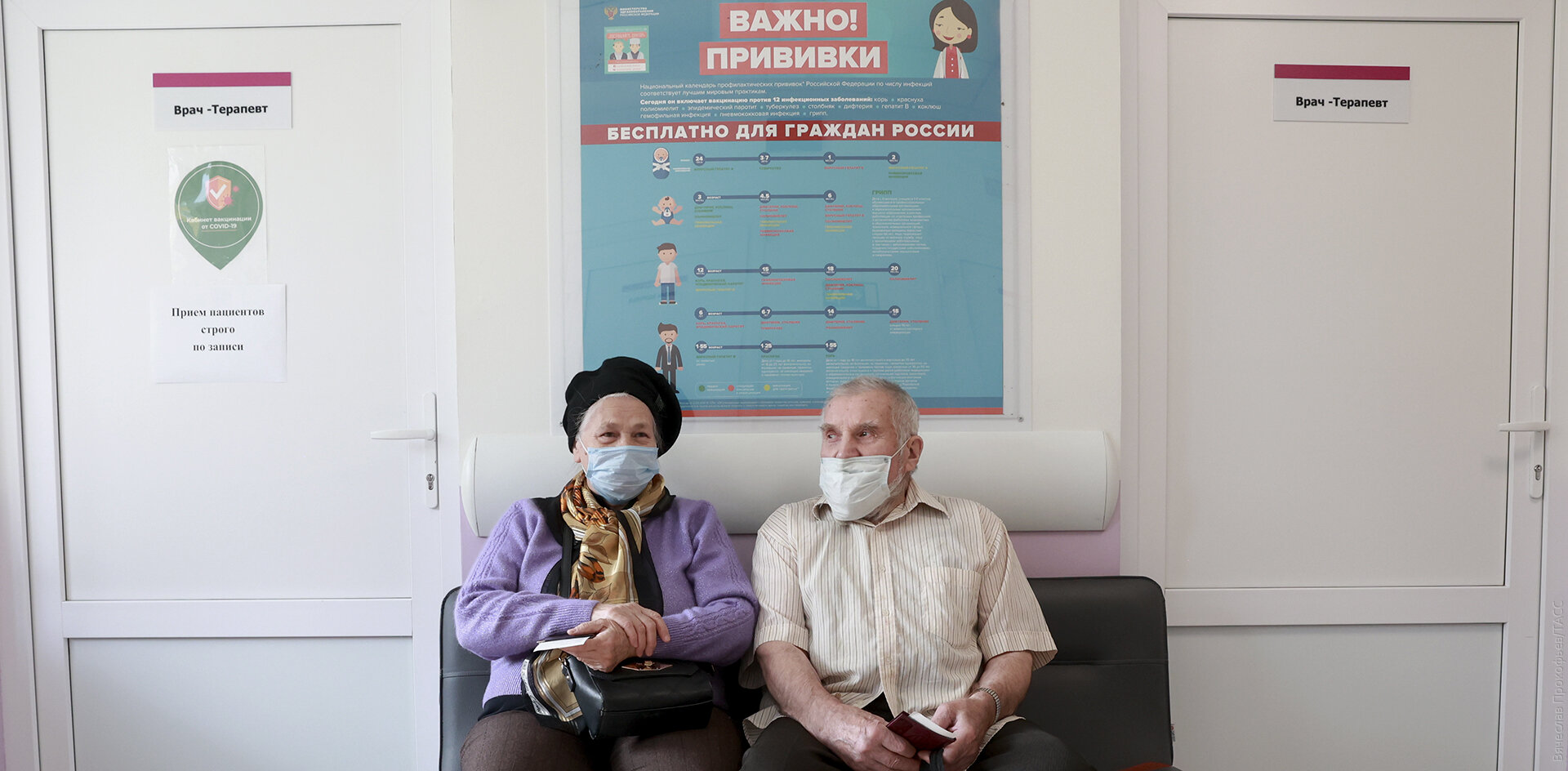Хабаровских пенсионеров переводят на льготный режим в обмен на вакцинацию