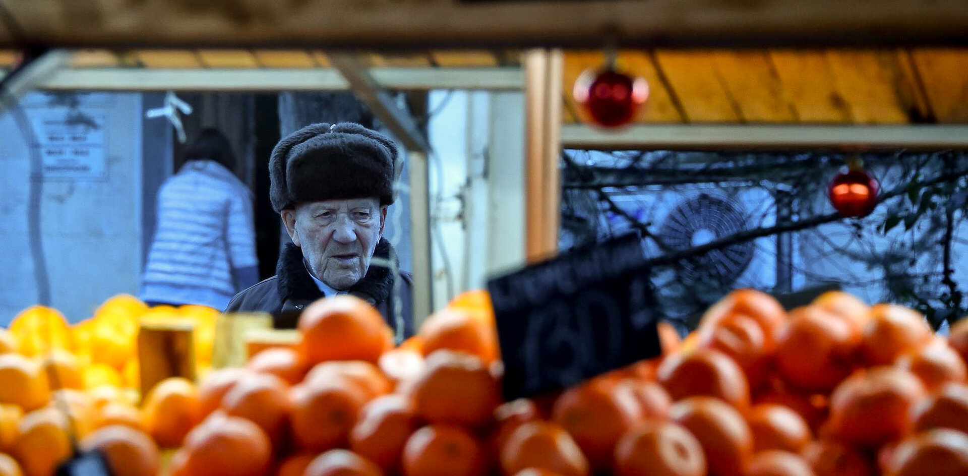 Нелегальные торговцы в Петербурге перед Новым годом продают просроченный товар