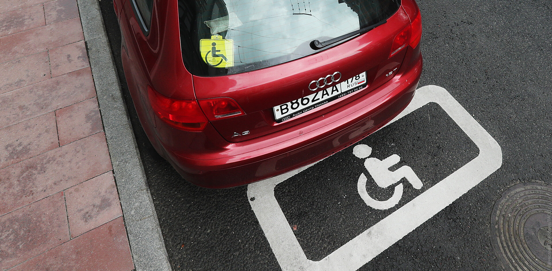 Инвалиды Ленобласти жалуются ГИБДД на нарушение правил парковки