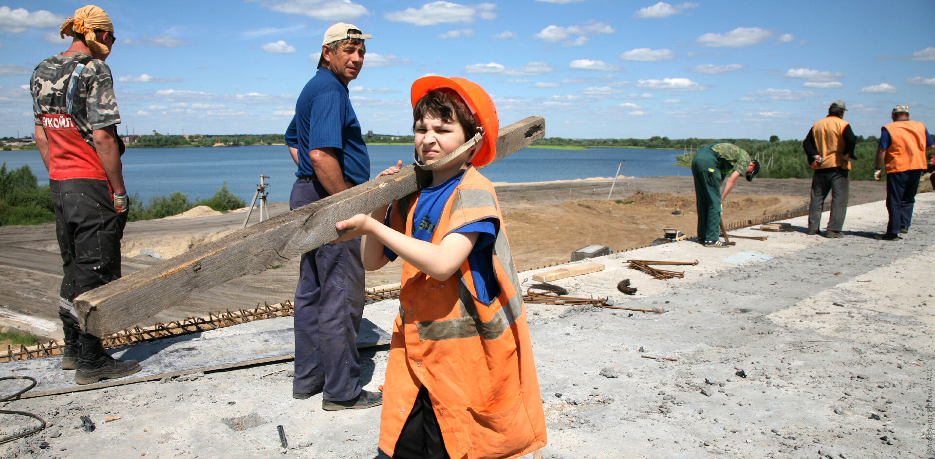 Депутаты предложили бороться с бедностью российских семей за счёт детского труда