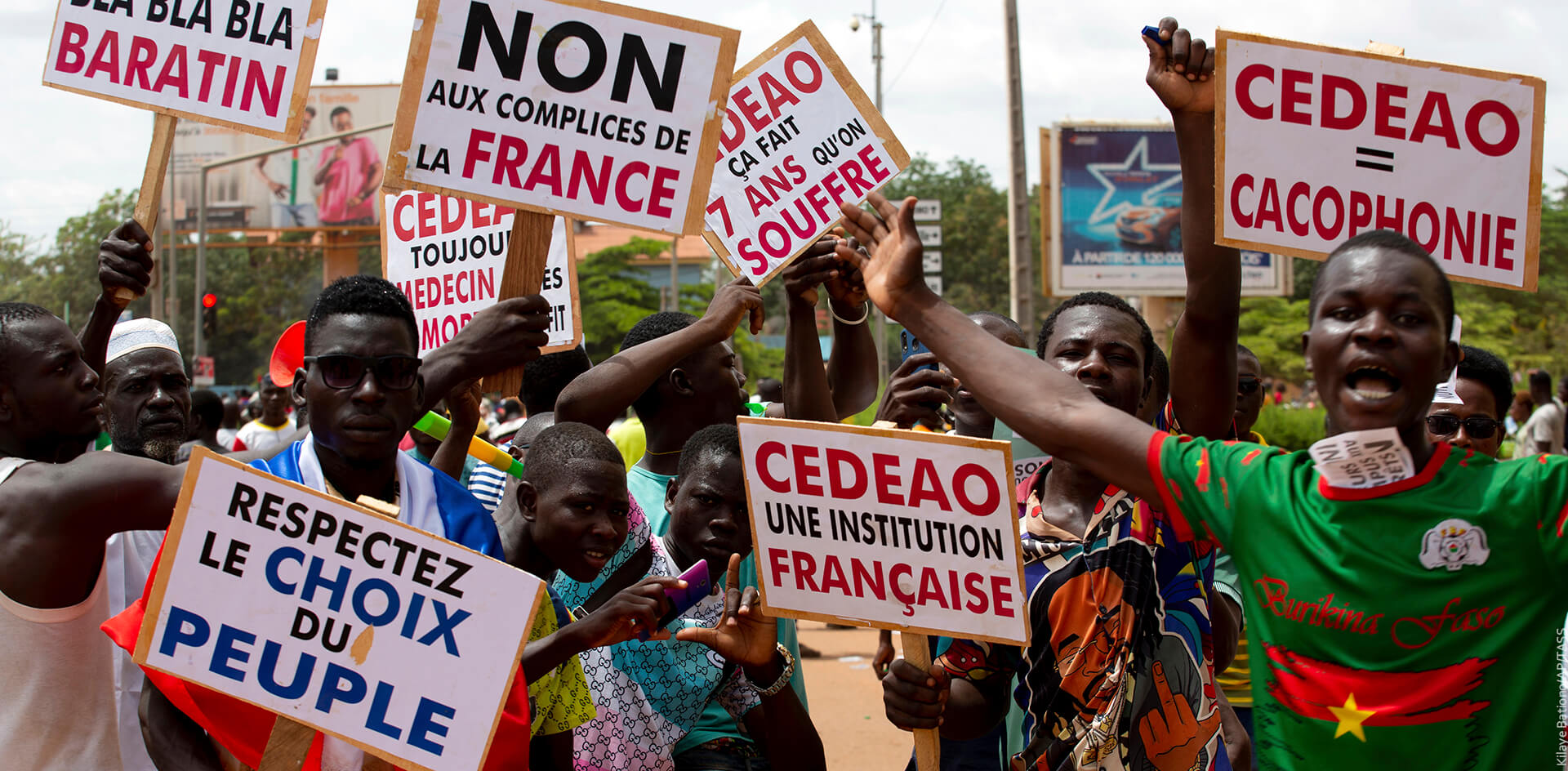 Кто и как выгоняет Францию из Африки