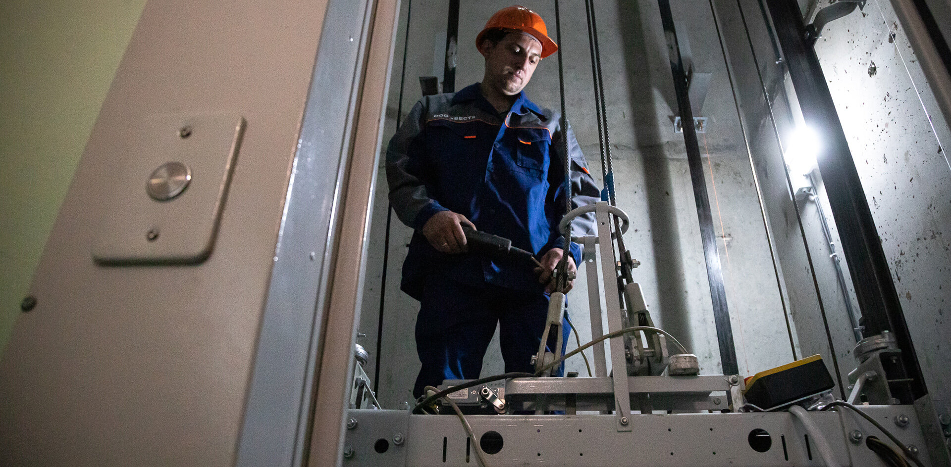 Евгений Куйвашев ускорил замену лифтов в многоквартирниках