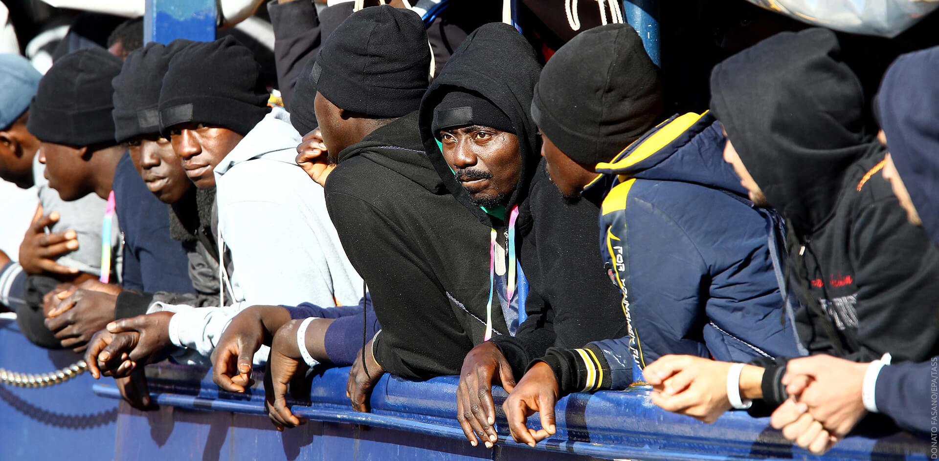 Италия объявляет режим ЧС и отправляет мигрантов домой