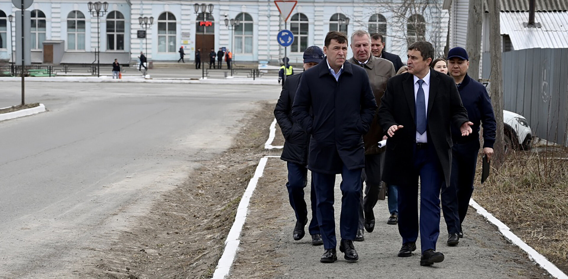 Свердловский губернатор проверил начало строительства дома для бюджетников в Красноуфимске