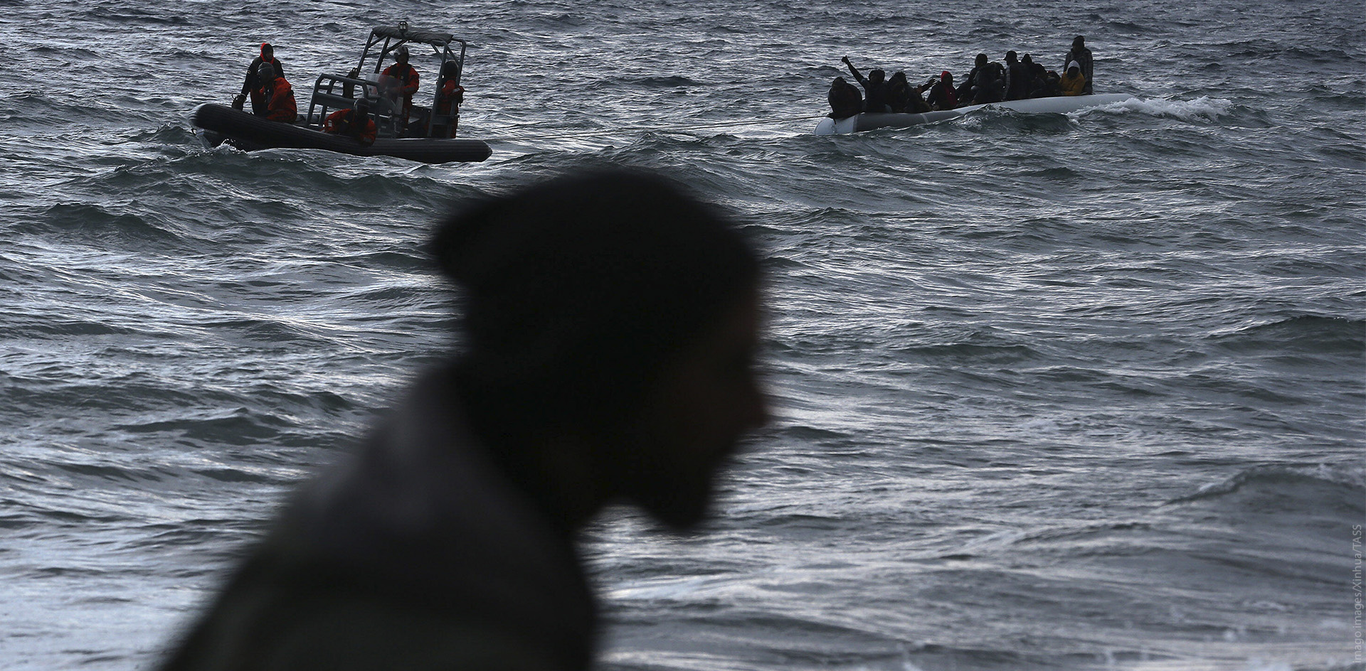 Греция тайно вывозит беженцев и бросает их в открытом море