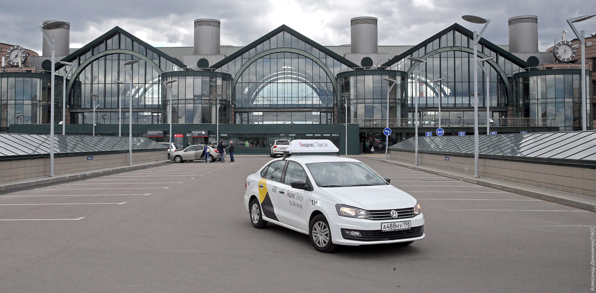 Дорогое единообразие: Петербург готовится встречать белые такси