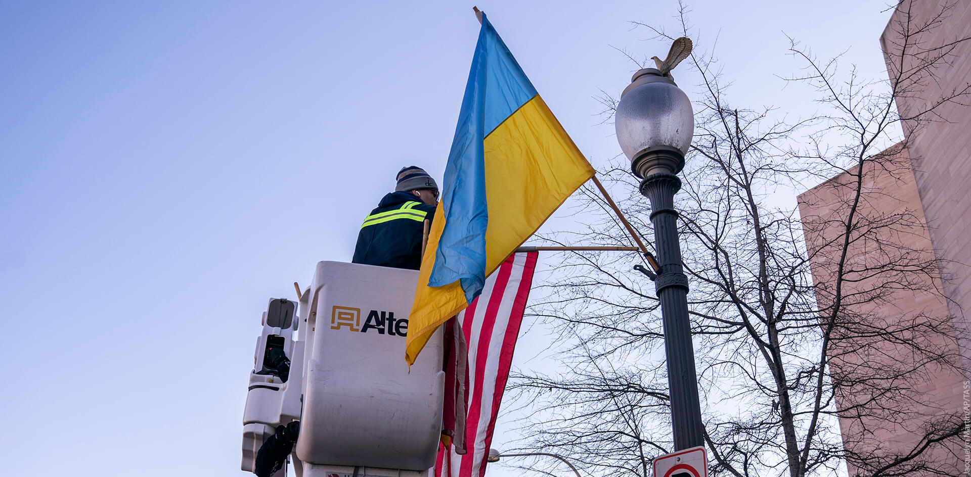 В Нью-Йорке снимают флаги Украины