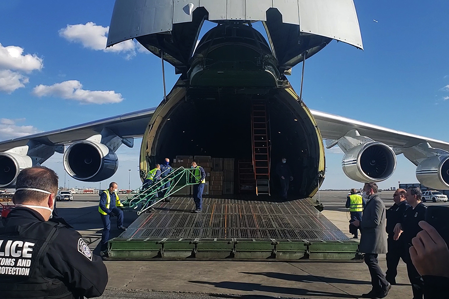 Прибытие российского самолёта с гуманитарной помощью в США