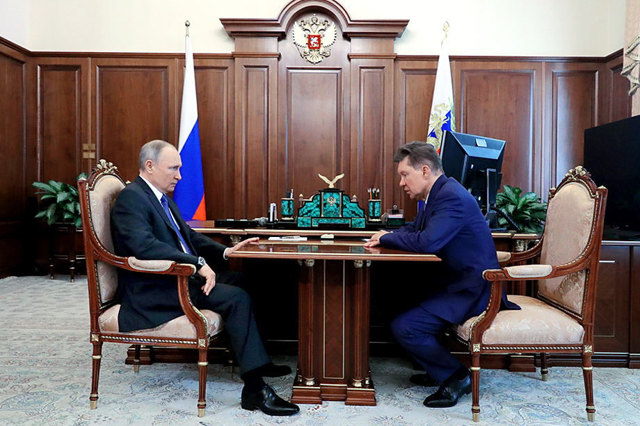 Владимир Путин и Алексей Миллер (слева направо) во время встречи в Кремле 27 марта 2020 года