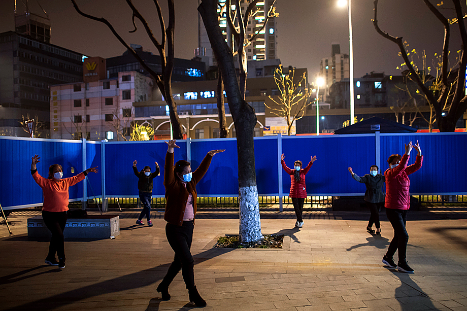 Китайский народ празднует ослабление карантинных мер