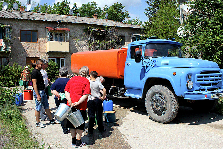 Жители города Старый Крым в очереди за водой.