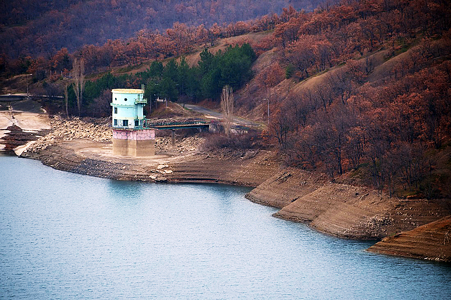 Из-за осенней засухи 2019 года крымские водохранилища естественного стока наполнены водой лишь на 37 процентов.