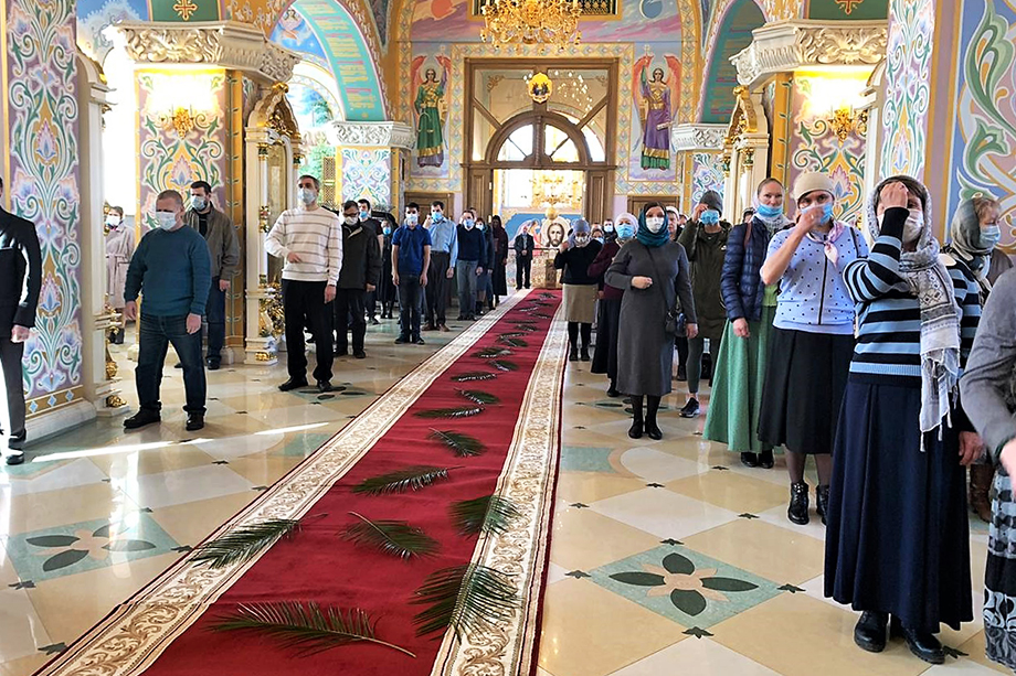 Богослужение в храме Целителя Пантелеимона