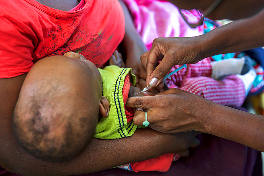 Шесть лет назад Кения обвинила ВОЗ в химической стерилизации кенийских женщин с помощью вакцинации против столбняка.