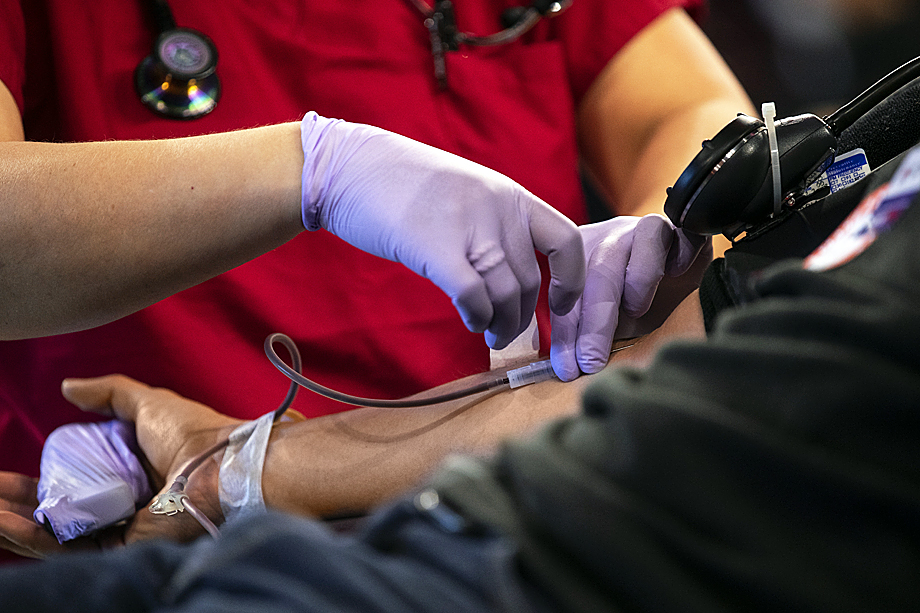 Сейчас собираются образцы крови в шести крупных городах США. Эти данные должны стать основой для исследований доноров при поддержке Центров по контролю и профилактике заболеваний.