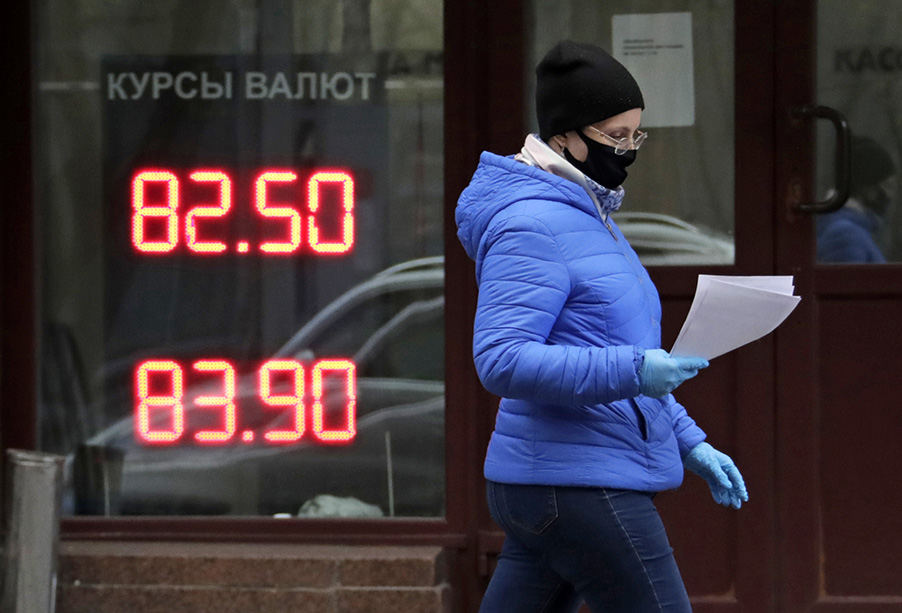 Более чем у половины трудящихся доход за последний месяц остался на прежнем уровне.