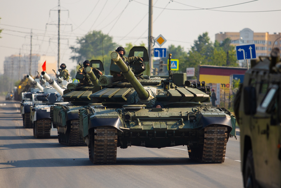 Колонна танков на улицах Екатеринбурга.
