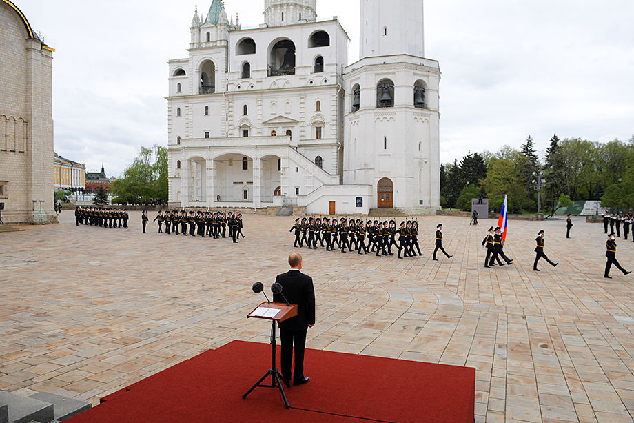 9 мая Владимир Путин был единственным зрителем на традиционных торжественных мероприятиях в Кремле.