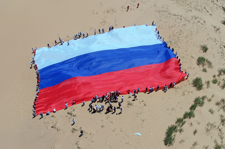 Российский флаг на песчаном бархане Сары-кум.