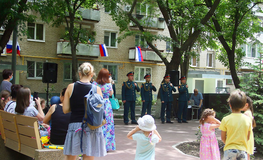 Зрители во время концерта во дворе.