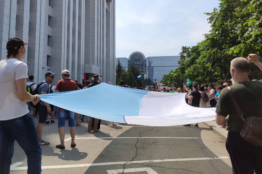 Протестующие принесли гигантский трёхцветный флаг Хабаровского края.