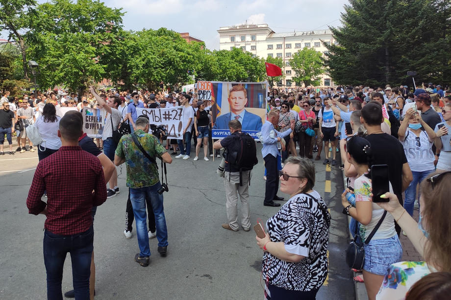 На митинг у краевой администрации вернулись не более двух тысяч человек.