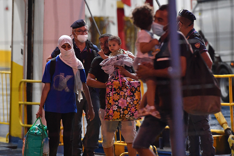 Лампедуза, один из основных итальянских пунктов приёма мигрантов из Ливии, уже не справляется с наплывом беженцев.