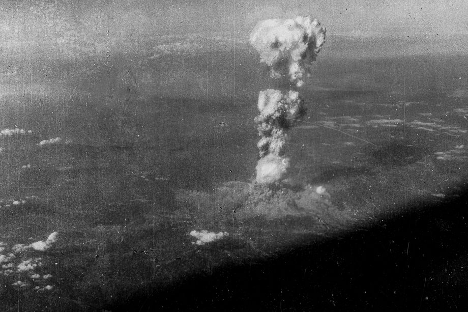 Грибовидное облако после взрыва атомной бомбы в Хиросиме, снятое через иллюминатор бомбардировщика «Энола Гэй». 6 августа 1945 года.