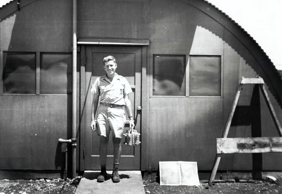 Физик Гарольд Агню с плутониевым ядром бомбы «Толстяк» на базе на острове Тиниан. 1945 год.