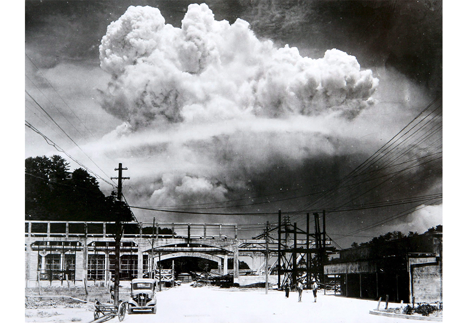 Атомный гриб над Нагасаки через 15 минут после взрыва бомбы «Толстяк», снятый фотографом в городе Кояги, примерно в 13 километрах южнее. 9 августа 1945 года.
