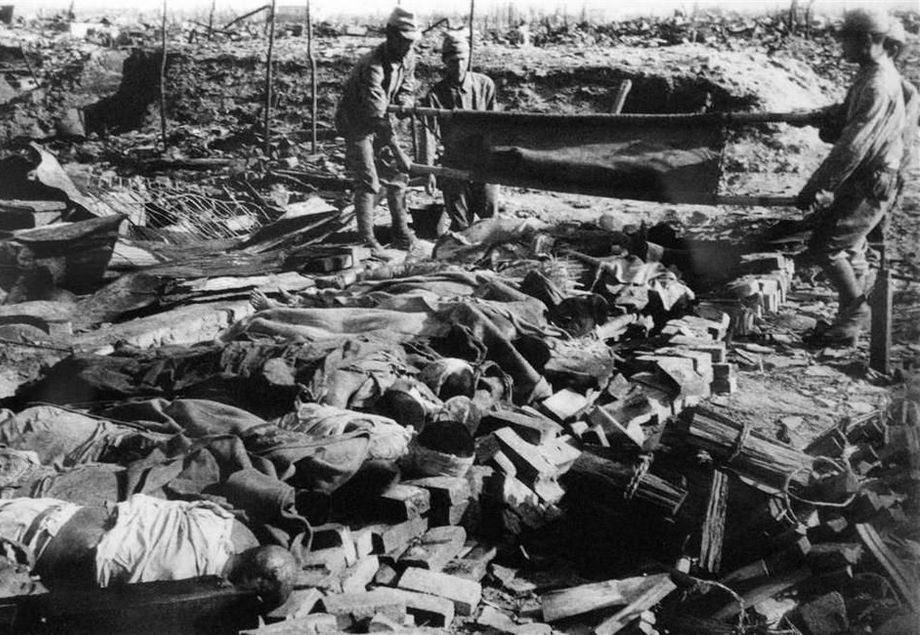 Хиросима. Тела жертв атомного взрыва складывают для кремации. 10 августа 1945 года.