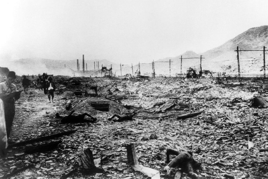 Нагасаки. Эпицентр взрыва. 10 августа 1945 года. Армейский фотограф Йосуке Ямахата: «Дул тёплый ветер. Тут и там вдали я видел небольшие пожары, похожие на эльфийские, тлеющие: Нагасаки уже был разрушен до основания»