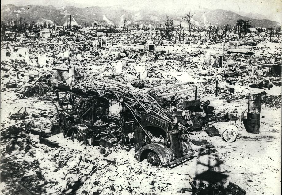 Останки пожарных машин и пожарной части Хиросимы в 1200 метрах от эпицентра.