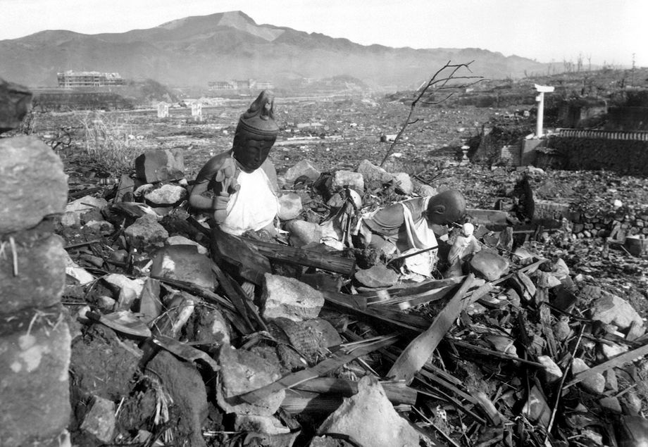 Руины на месте буддийского храма в Нагасаки. 24 сентября 1945 года.