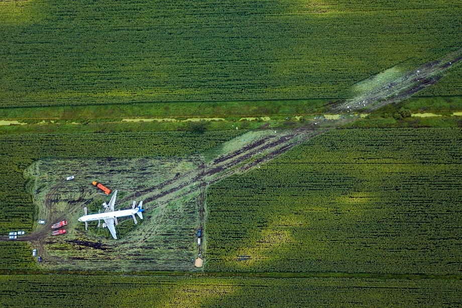 В 2019 году A321 «Уральских авиалиний», столкнувшись со стаей птиц, совершил аварийную посадку в кукурузном поле около Жуковского.