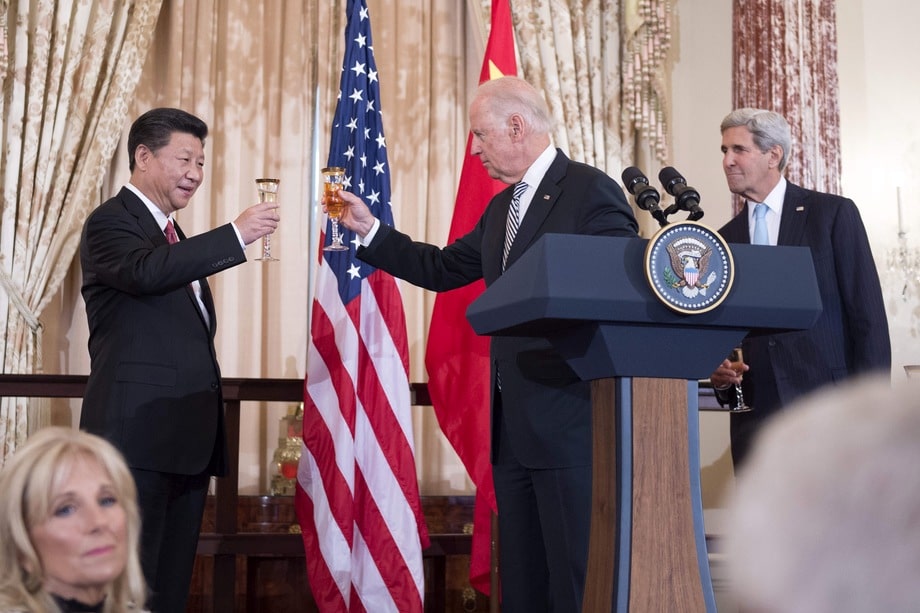 Китай ставит на Джозефа Байдена (на фото справа)…