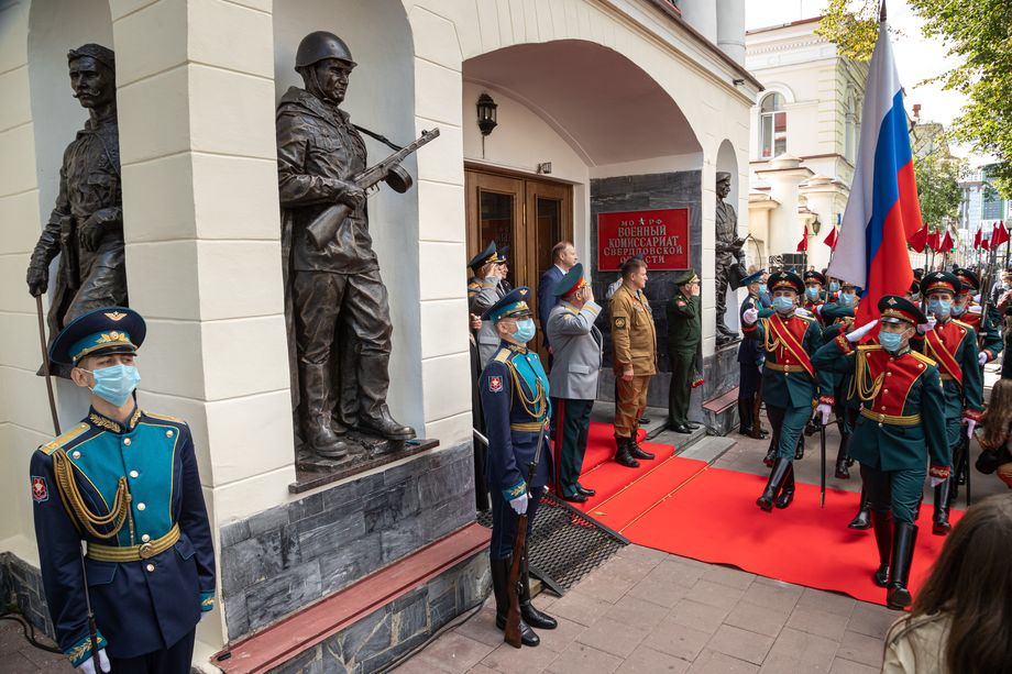 Монумент планировалось открыть ко дню ВДВ, но из-за пандемии церемонию перенесли.