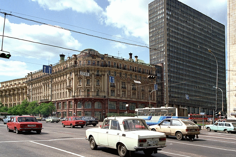 Угол Тверской улицы и Садового кольца. 1996–2020.